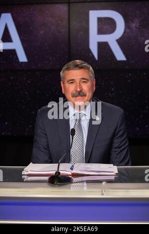 Mike Sarafin, responsabile della missione Artemis, sede della NASA, partecipa a un briefing stampa sullo stato della missione Artemis i presso il Kennedy Space Center in Florida il 27 agosto 2022. Il razzo Space Launch System della NASA e la navicella spaziale Orion sono destinati a decollevarsi dal complesso di lancio Kennedy 39B non prima del 29 agosto 2022, alle 8:33:00 EDT. Foto Stock