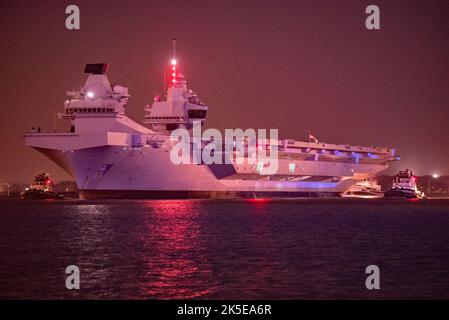 HMS Prince of Wales lascia Portsmouth, Regno Unito, per lavori di riparazione il 7th ottobre 2022. Foto Stock