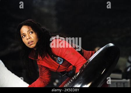 SANAA LATHAN, AVP: Alien VS. PREDATOR, 2004 Foto Stock