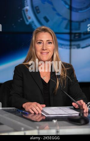 Dana Weigel, vicedirettore del programma Stazione spaziale Internazionale, partecipa a un briefing di prelazione per il Boeing Orbital Flight Test (OFT-2) della NASA presso il Kennedy Space Center in Florida, 17 maggio 2022. Il CST-100 Starliner di Boeing è destinato a lanciare alle ore 6:54 EDT giovedì 19 maggio su un razzo Atlas V della United Launch Alliance dallo Space Launch Complex-41 presso la Cape Canaveral Space Force Station in Florida per raggiungere l'appuntamento e attraccare con la International Space Station. Foto Stock