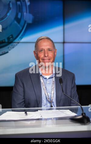 Mark Nappi, vice presidente e program manager del Boeing Commercial Crew Program, partecipa a un briefing di prelazione per il Boeing Orbital Flight Test (OFT-2) della NASA presso il Kennedy Space Center in Florida, 17 maggio 2022. Il CST-100 Starliner di Boeing è destinato a lanciare alle ore 6:54 EDT giovedì 19 maggio su un razzo Atlas V della United Launch Alliance dallo Space Launch Complex-41 presso la Cape Canaveral Space Force Station in Florida per raggiungere l'appuntamento e attraccare con la International Space Station. Foto Stock