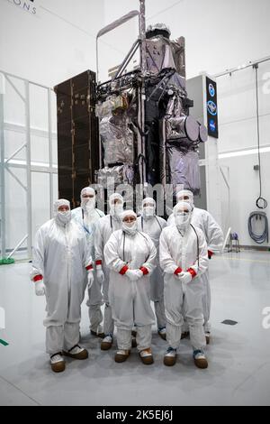 Vestiti in tute da camera bianca, i membri del team di elaborazione si trovano di fronte al satellite geostazionario ambientale operativo (GOES-T) della NOAA, all'interno dell'Astrotech Space Operations Facility di Titusville, Florida, il 20 gennaio 2022. IL lancio DI GOES-T è previsto per il 1 marzo 2022, in cima a un razzo Atlas V 541 della United Launch Alliance (ULA) dello Space Launch Complex 41 presso la Cape Canaveral Space Force Station. GOES-T è il terzo satellite della serie GOES-R che continuerà ad aiutare i meteorologi a osservare e prevedere gli eventi meteorologici locali che influiscono sulla sicurezza pubblica. Il lancio è gestito da la della NASA Foto Stock