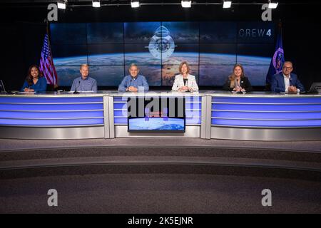 Da sinistra, moderatore Megan Cruz, NASA Communications; Bill Nelson, amministratore della NASA; Bob Cabana, amministratore associato della NASA; Kathryn Lueders, amministratore associato, direzione Missione operazioni spaziali, sede della NASA a Washington; Josef Aschbacher, direttore generale, ESA (Agenzia spaziale europea); E Heidi Parris, scienziato del programma associato per l’International Space Station Program, NASA Johnson partecipa a un briefing stampa del Crew-4 il 26 aprile 2022 al Kennedy Space Center della NASA in Florida prima del lancio dello SpaceX Crew-4. Crew-4 è il quarto volo a rotazione dell'equipaggio verso l'interno Foto Stock