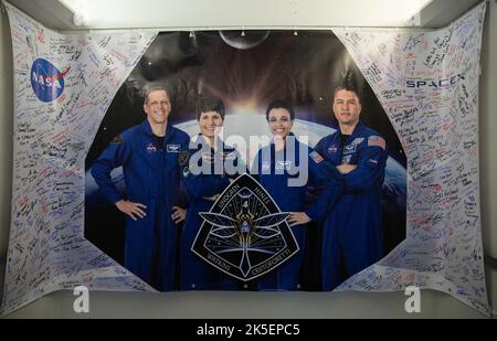 Un poster raffigurante gli astronauti della missione Crew-4, da sinistra, Bob Hines, Samantha Cristoforetti, Jessica Watkins, E Kjell Lindgren è presentato nel quartier d'equipaggio dell'astronauta all'interno del Neil A. Armstrong Operations and Checkout Building del Kennedy Space Center il 27 aprile 2022. I quattro astronauti verranno lanciati a bordo del Crew Dragon di SpaceX, alimentato dal razzo Falcon 9 della società, verso la Stazione spaziale Internazionale come parte del Commercial Crew Program della NASA. Sono previsti per il decollo oggi alle 3:52:00 EDT dal complesso di lancio 39A a Kennedy. Foto Stock