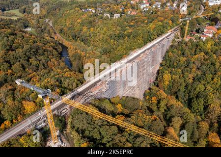 Sassonia, Germania. 07th Ott 2022. 07 ottobre 2022, Sassonia, Jocketa: Gru da cantiere sul ponte dell'Elstertal. La ristrutturazione del ponte ferroviario di oltre 150 anni nella regione di Vogtland sta procedendo secondo il piano. Un buon 36.000 dei circa dodici milioni di mattoni del secondo ponte di mattoni più grande del mondo devono essere sostituiti. I mattoni sono stati realizzati su misura secondo un modello storico. Inoltre, i canali stradali sono in fase di ricostruzione, ha spiegato la ferrovia. La fine dei lavori di ristrutturazione è prevista per la fine del 2025, secondo la ferrovia. I costi si riducono Foto Stock