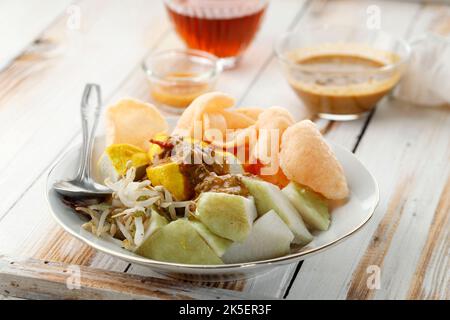 Kupat Tahu Singapore, popolare indonesiano Street Food Breakfast. Prodotto da Lontong, Tofu fritto, Sprout e salsa di arachidi Foto Stock