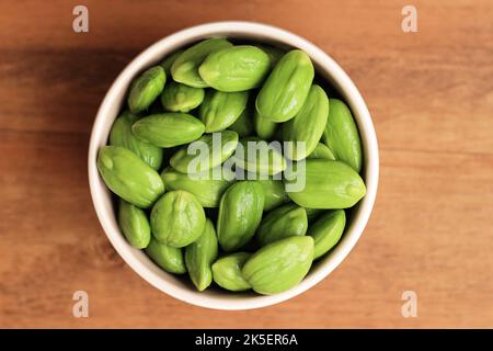 Pete Petai o Parkia speciosa sbucciati crudi in una ciotola. Petai Popular Stinky Bitter Bean dall'Indonesia e dalla Thailandia Foto Stock