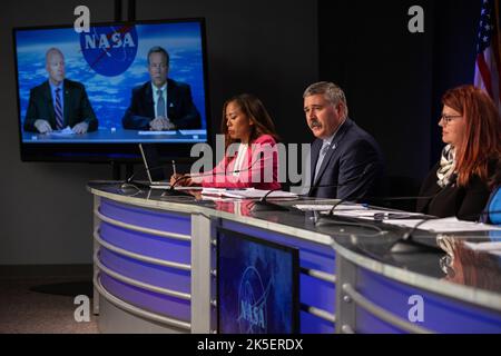 Da sinistra, Megan Cruz, NASA Communications; Mike Sarafin, responsabile della missione Artemis, Sede della NASA; e Charlie Blackwell-Thompson, direttore di lancio di Artemis, Kennedy Space Center, partecipano a un briefing sulla stampa dello stato della missione Artemis i a Kennedy il 27 agosto 2022. Il razzo Space Launch System della NASA e la navicella spaziale Orion sono destinati a decollevarsi dal complesso di lancio Kennedy 39B non prima del 29 agosto 2022, alle 8:33:00 EDT. Foto Stock