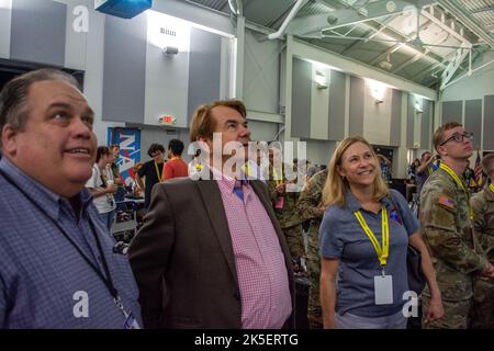 Janet Petro, direttore del Kennedy Space Center, secondo da destra, guarda sullo schermo mentre i minatori robotici scavano nell'arena mineraria durante il concorso LUNABOTICS della NASA, il 23 maggio 2022, presso il Center for Space Education vicino al Kennedy Space Center Visitor Complex in Florida. Il secondo da sinistra è Thad Altman, presidente e amministratore delegato della Fondazione commemorativa degli astronauti. Più di 35 team provenienti da tutti gli Stati Uniti hanno progettato e costruito robot telecomandati per la competizione mineraria. Le squadre utilizzano i robot autonomi o telecomandati per manovrare e scavare in una sandbox di grandi dimensioni piena di rocce e simul Foto Stock