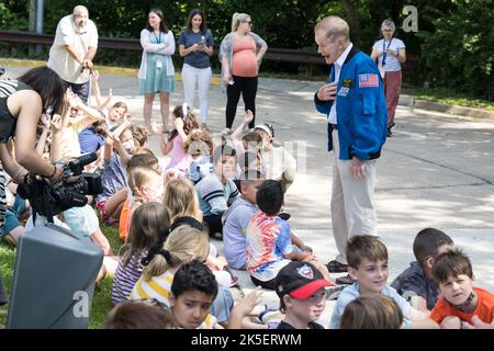 Bill Nelson, amministratore della NASA, parla agli studenti durante una visita alla Arlington Science Focus Elementary School, venerdì 10 giugno 2022, ad Arlington, Virginia. Foto Stock