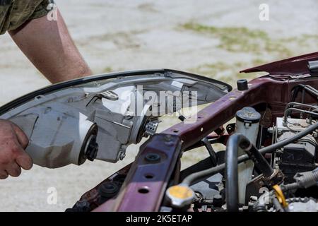 In seguito a un incidente stradale, è necessario installare i fari anteriori in seguito a eventuali danni Foto Stock