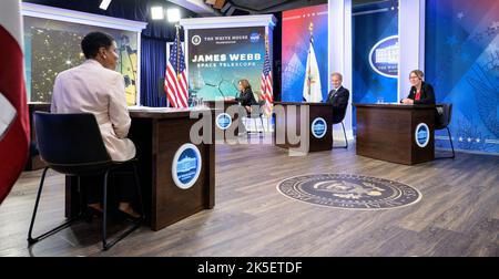 Direttore della Casa Bianca Office of Science and Technology Policy (OSTP) Alondra Nelson, a sinistra, Vice Presidente Kamala Harris, Amministratore della NASA Bill Nelson, e la NASA James Webb Space Telescope Operations Project Scientist Jane Rigby, a destra, Sono visti in un evento in cui il presidente degli Stati Uniti Joe Biden ha presentato in anteprima la prima immagine a colori del James Webb Space Telescope della NASA, l'immagine ad alta risoluzione dell'universo infrarosso nella storia, lunedì 11 luglio 2022, Nel South Court Auditorium nell'Eisenhower Executive Office Building nel complesso della Casa Bianca di Washington. Foto Stock