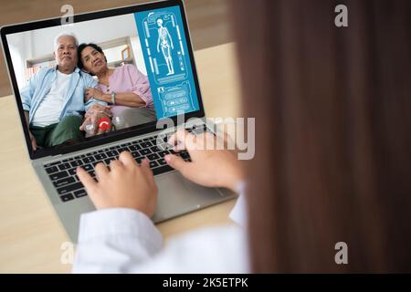 Video conferenza on-line del medico con il paziente anziano anziano a. Monitorare e chiedere i sintomi della malattia e dare consulenza e consultazione di healt Foto Stock