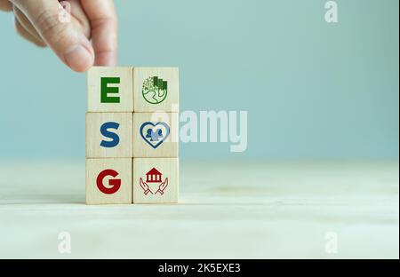 ESG concetto di ambiente, sociale e di governance. Sviluppo aziendale sostenibile. Cubi di legno con abbreviazione ESG in piedi con altri ESG Foto Stock