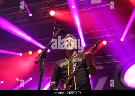 Curitiba, Parana, Brasil. 7th Ott 2022. (INT) Concerto di Detonautas durante la Rock Session 2022 a Curitiba. Credit: ZUMA Press, Inc./Alamy Live News Foto Stock