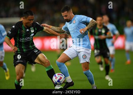 Melbourne, Australia. 7 ottobre 2022. Tomoki Imai del Western United affronta Jamie McLaren della città di Melbourne al gioco Melbourne City contro Western United Foto Stock