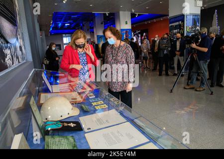 Una mostra dedicata all'ex direttore di lancio del Kennedy Space Center, Rocco Petrone, è stata visitata al Kennedy Space Center il 22 febbraio 2022. Durante una cerimonia tenutasi presso lo spaceport della Florida, il centro di controllo del lancio di Kennedy è stato ufficialmente rinominato Rocco A. Petrone Launch Control Center. Petrone è stato fondamentale per i primi viaggi sulla Luna in America e ha guidato il programma Apollo. Morì nel 2006 all'età di 80 anni. Foto Stock