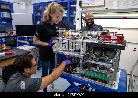 L’hardware di volo per Orbital Syngas Commodity Augmentation Reactor, o OSCAR, della NASA è in vista all’interno del Applied Physics Lab del Neil Armstrong Operations and Checkout presso il Kennedy Space Center in Florida il 21 luglio 2022. OSCAR ha iniziato come progetto Early Career Initiative nello spazio spaziale che studia la tecnologia per convertire rifiuti e rifiuti umani in gas utili come metano, idrogeno e anidride carbonica. Elaborando piccoli pezzi di rifiuti in un reattore ad alta temperatura, OSCAR sta avanzando una tecnologia nuova e innovativa per la gestione dei rifiuti nello spazio. Foto Stock