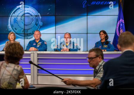 I funzionari della NASA prendono le domande dai membri dei media dell’auditorium del sito stampa del Kennedy Space Center in Florida durante il Leadership Media Briefing della NASA, in vista del Boeing Orbital Flight Test-2 (OFT-2), 18 maggio 2022. Da sinistra a destra sono Kathryn Lueders, amministratore associato, direzione Missione operazioni spaziali presso la NASA; astronauta della NASA Butch Wilmore; astronauta della NASA Mike Fincke; astronauta della NASA Suni Williams. Il CST-100 Starliner di Boeing è destinato a lanciare giovedì 19 maggio alle ore 6:54 EDT, su un razzo Atlas V della United Launch Alliance del Space Launch Complex-41 di Cape Foto Stock
