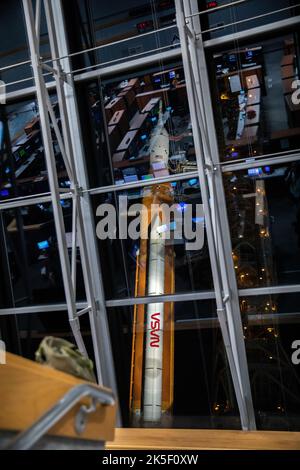 Il razzo Space Launch System (SLS) della NASA con la navicella spaziale Orion in cima a un lanciatore mobile è visto attraverso le finestre della stanza di sparo 1 nel Rocco A. Petrone Launch Control Center mentre rotola fuori da High Bay 3 del Vehicle Assembly Building per lanciare il complesso 39B, martedì, 16 agosto 2022, prima del test di volo Artemis I. Il razzo SLS e la navicella spaziale Orion, completamente impilati e integrati, sono previsti per il liftoff lunedì 29 agosto. La prima di una serie di missioni sempre più complesse, Artemis i fornirà una base per l'esplorazione dello spazio profondo umano e dimostrerà il nostro impegno Foto Stock