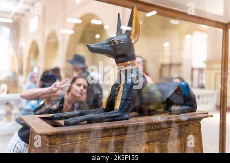 Cairo, Egitto, 10 giugno 2022: Museo Egizio, Dio Anubis Foto Stock