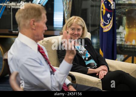 L'amministratore della NASA Bill Nelson parlò mentre il vice amministratore Pam Melroy osservava durante un incontro con gli astronauti SpaceX Crew-2 della NASA, dell'ESA e della JAXA presso la sede della NASA Mary W. Jackson a Washington, D.C., il 6 giugno 2022. Foto Stock