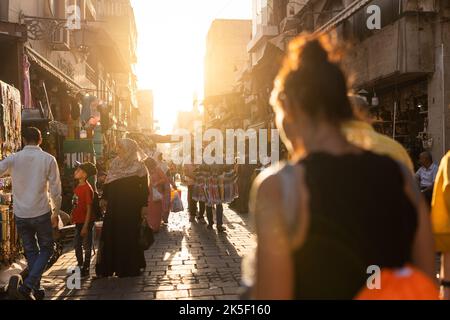 Cairo, Egitto, 10 giugno 2022: Tour turistico a piedi intorno al Cairo al tramonto Foto Stock