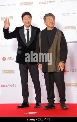 5 ottobre 2022-Busan, Corea del Sud-Direttore Koreeda Hirokazu(r) Actror Song Kang ho posa per scattare una foto durante il 27th Busan International film Festival Red Carpet Event al Cinema Center di Busan, Corea del Sud. Foto Stock