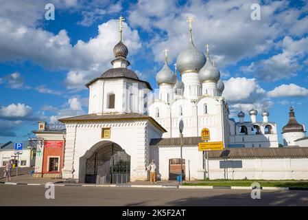 ROSTOV, RUSSIA - 19 LUGLIO 2017: Giornata di sole di luglio nella Cattedrale dell'Assunzione. Centro storico di Rostov. Anello d'oro della Russia Foto Stock