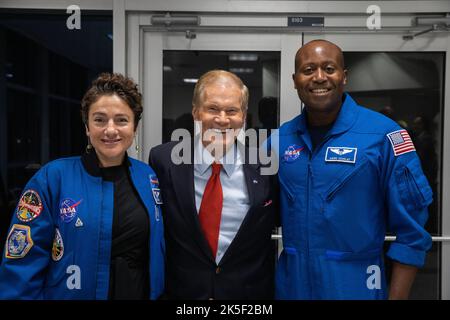 Bill Nelson, amministratore della NASA, centro, visite con l’astronauta della NASA Jessica Meir, a destra, e il candidato dell’astronauta Andre Douglas, durante le attività di conteggio alla rovescia per la missione Artemis i della NASA, il 29 agosto 2022, presso il Kennedy Space Center in Florida. Il lancio è stato sventolato per la giornata. La prima di una serie di missioni sempre più complesse, Artemis i fornirà una base per l'esplorazione dello spazio profondo umano e dimostrerà il nostro impegno e la nostra capacità di estendere la presenza umana alla Luna e oltre. L'obiettivo principale di Artemis i è quello di testare a fondo i sistemi integrati in precedenza Foto Stock