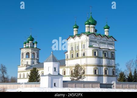 Chiesa di San Giovanni Evangelista con un refettorio e un campanile (1698) nel convento Nikolo-Vyazhishchi in un giorno di sole marzo. Vyazhishchi. Novgor Foto Stock