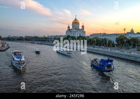 MOSCA, RUSSIA - 17 AGOSTO 2022: Vista del fiume Mosca e Tempio di Cristo Salvatore in agosto sera Foto Stock