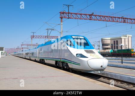 BUKHARA, UZBEKISTAN - 08 SETTEMBRE 2022: Treno ad alta velocità di Talgo 250 'Afrosiyob' alla piattaforma della stazione ferroviaria in una giornata di sole Foto Stock