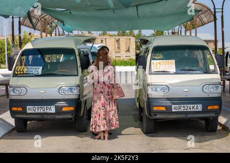 BUKHARA, UZBEKISTAN - 10 SETTEMBRE 2022: Due minivan navetta 'Chevrolet Damas' alla fermata dell'autobus Foto Stock