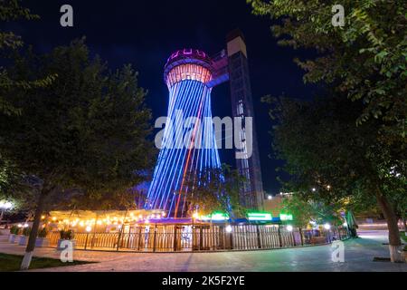 BUKHARA, UZBEKISTAN - 10 SETTEMBRE 2022: Presso la Torre Shukhov (Torre Bukhara) in tarda serata Foto Stock