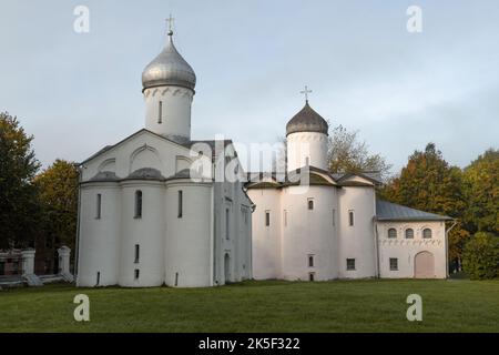 Antiche chiese del cortile di Yaroslav la mattina di ottobre. Veliky Novgorod, Russia Foto Stock