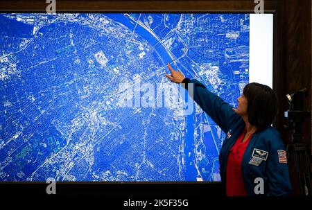 L'astronauta della NASA Megan McArthur punta all'ombra del Gateway Arch sul fiume Mississippi a St. Louis, mentre mostra le immagini dei Parchi nazionali tratte dalla Stazione spaziale Internazionale durante le Expeditions 65 e 66 durante una presentazione ai dirigenti e ai ranger che partecipano al Servizio Parco Nazionale Programmi di astronomia e cielo scuro, giovedì 9 giugno 2022 presso il Dipartimento degli interni degli Stati Uniti a Washington, DC. McArthur, astronauta della NASA Shane Kimbrough, astronauta giapponese dell'Agenzia per l'esplorazione aerospaziale (JAXA) Akihiko Hoshide, e astronauta dell'ESA (Agenzia spaziale europea) Thomas Pesquet, fl Foto Stock