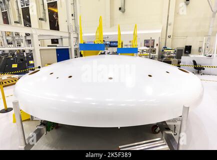 Il nuovo scudo termico Orion per la missione Artemis II della NASA è fissato su uno stand all'interno dell'alta baia del Neil A. Armstrong Operations and Checkout Building presso il Kennedy Space Center della NASA in Florida il 20 gennaio 2022. I tecnici di Lockheed Martin stanno preparando lo scudo termico per l'installazione sul modulo Artemis II Orion Crew. Artemis II sarà la prima missione a confermare che tutti i sistemi della navicella spaziale Orion funzionano come previsto nell'ambiente reale dello spazio profondo con astronauti a bordo. Foto Stock