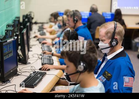 L'amministratore della NASA Bill Nelson osservò gli studenti dell'equipaggio tecnico che lavoravano nella sala simulatore dello Space Shuttle presso la Arlington Science Focus Elementary School di Arlington, Virginia, il 10 giugno 2022, durante una visita dopo le attività post-volo dell'equipaggio 2 e della Expedition 66. Foto Stock