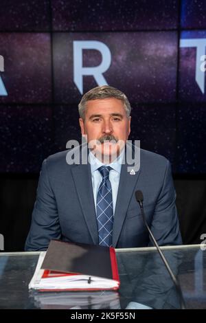 Mike Sarafin, responsabile della missione Artemis, partecipa a un briefing sui media per il rilancio a seguito di un incontro del team di gestione della missione per Artemis i, il 1 settembre 2022, al Kennedy Space Center della NASA in Florida. Il lancio di Artemis i è previsto alle 2:17:00 EDT del 3 settembre, dal Kennedy's Launch Complex 39B. Il lancio è stato svanito il 29 agosto a causa di un problema durante il tanking. La prima di una serie di missioni sempre più complesse, Artemis i fornirà una base per l'esplorazione dello spazio profondo umano e dimostrerà la capacità della NASA di estendere la presenza umana alla Luna e oltre. L'obiettivo primario di Artemis I. Foto Stock