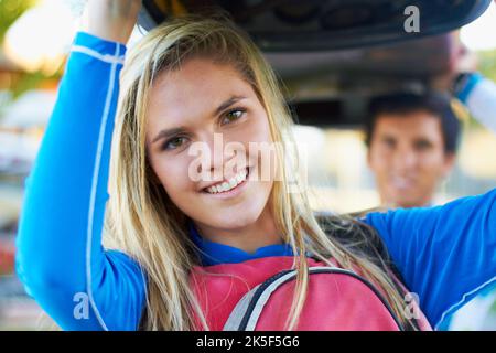 Erano pronti per l'acqua. Un tiro corto di due giovani che trasportano un kayak. Foto Stock