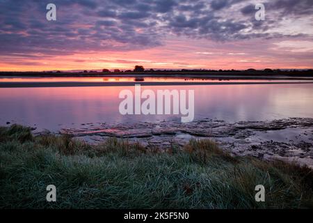 Alba sul fiume Severn a Newnham, Gloucestershire. Foto Stock