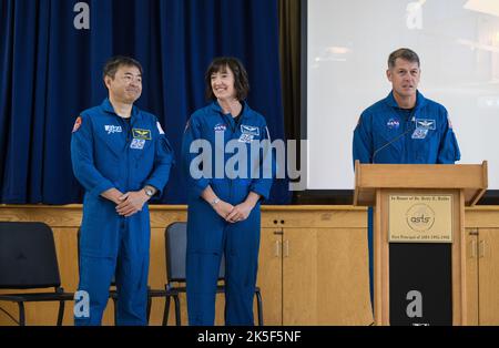 Da sinistra a destra, l'astronauta della NASA SpaceX Crew-2 Japan Aerospace Exploration Agency (JAXA) Akihiko Hoshide, gli astronauti della NASA Megan McArthur e Shane Kimbrough, sono visti durante una visita alla Arlington Science Focus Elementary School, venerdì 10 giugno 2022, ad Arlington, Virginia. Foto Stock