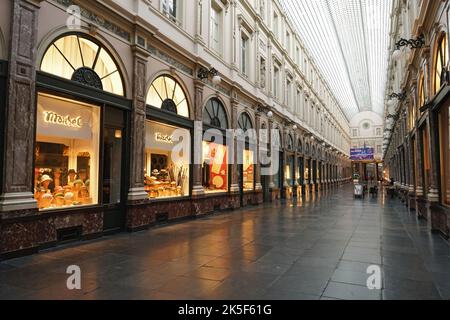Bruxelles, Brabant , Belgio 09 30 2022 : Vista di mattina presto in un centro commerciale vuoto della Gallerie de la reine senza visitatori Foto Stock