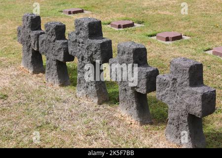 La Cambe, N, Francia - 21 agosto 2022: Cimitero di guerra tedesco in Normandia croci Foto Stock