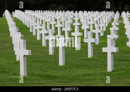 Colleville-sur-Mer, fra, Francia - 21 agosto 2022: Cimitero militare americano e molte croci bianche sulle tombe dei soldati Foto Stock