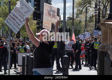 8th ottobre 2022, Melbourne, Australia. Un manifestante anti-aborto sostiene i segni di un controraduno pro-aborto in risposta alla marcia del deputato Bernie Finn per i Babies, che avviene annualmente. Credit: Jay Kogler/Alamy Live News Foto Stock