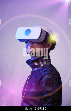 L'uomo utilizza cuffie per la realtà virtuale. Concetto di realtà virtuale, aumentata ed estesa, metaverse, intrattenimento e comunicazione. Foto Stock