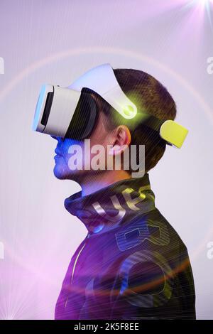 L'uomo utilizza cuffie per la realtà virtuale. Concetto di realtà virtuale, aumentata ed estesa, metaverse, intrattenimento e comunicazione. Foto Stock