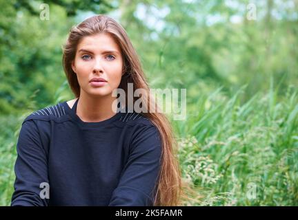 A casa nella natura. Ritratto di una bellissima giovane donna in natura. Foto Stock